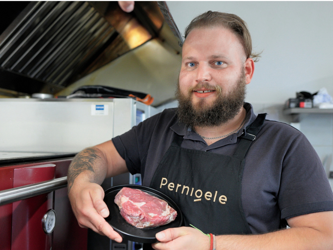 Liellopa gaļas ceļojums līdz šķīvim noslēdzas – steika gabalu var likt uz grila.