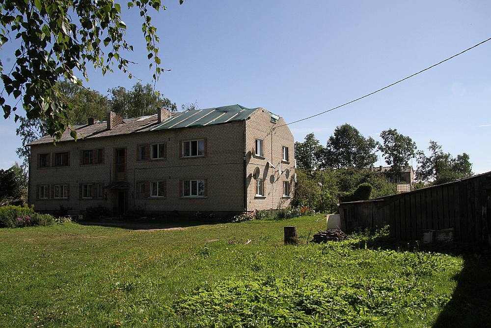 "Dzeguzēnos" mājas gals tagad apklāts ar plēvi.