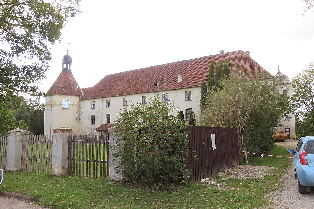 Jaunpils pilij izsisti vai bojāti 35 logi, dažviet arī vitrāžas.