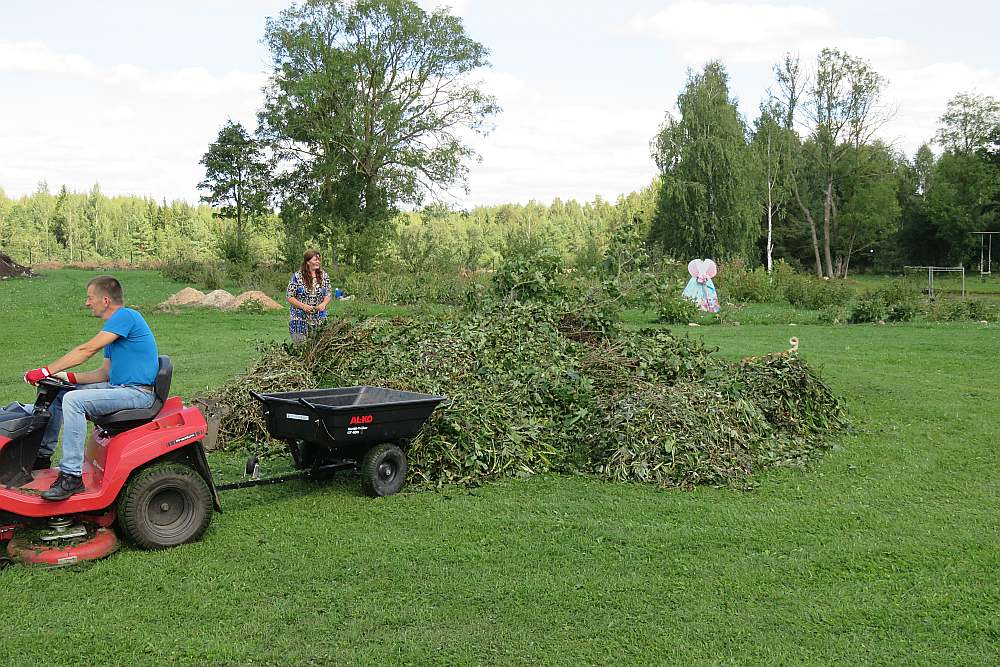 Krusa krietni papļāvusi arī peoniju dārzu Irlavas pagasta "Romju" saimniecībā. Laila Leja sestdien ar palīgiem nokopa postažu.