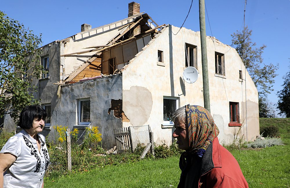 Dobeles novada Bukaišos vētrā norauts ēkas jumts.