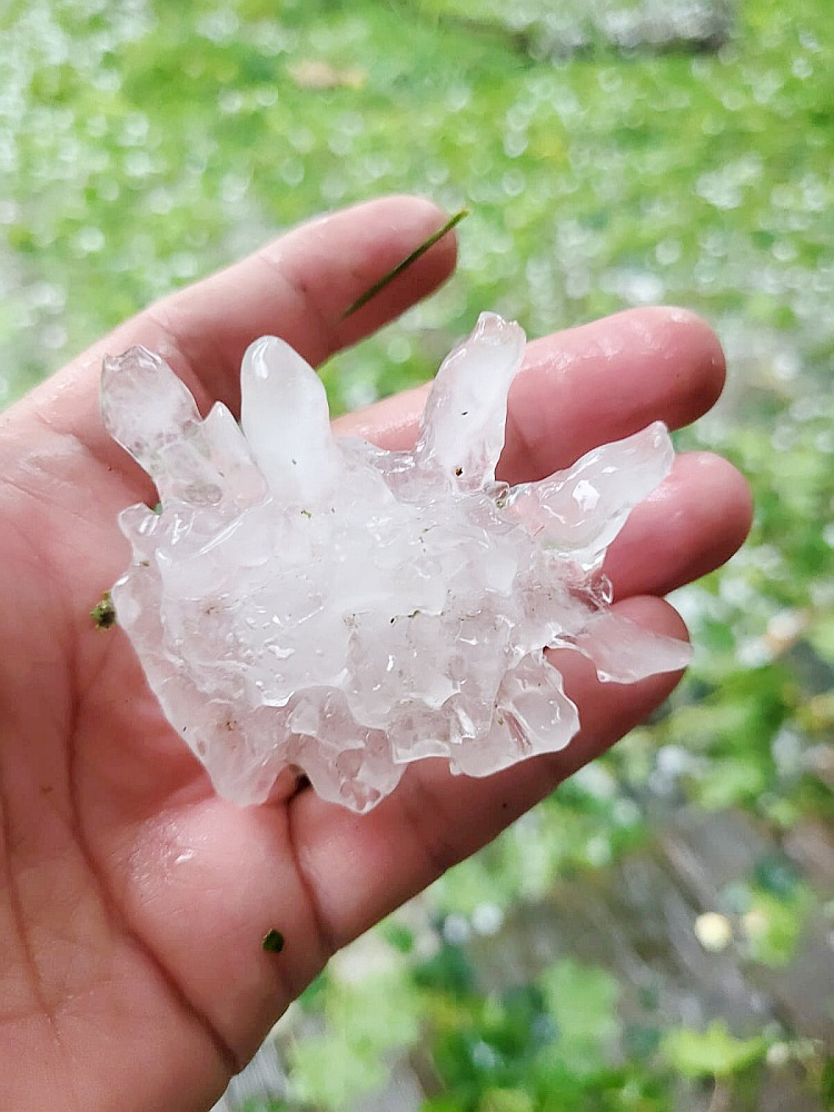 Šādi krusas gabali krituši Irlavā.