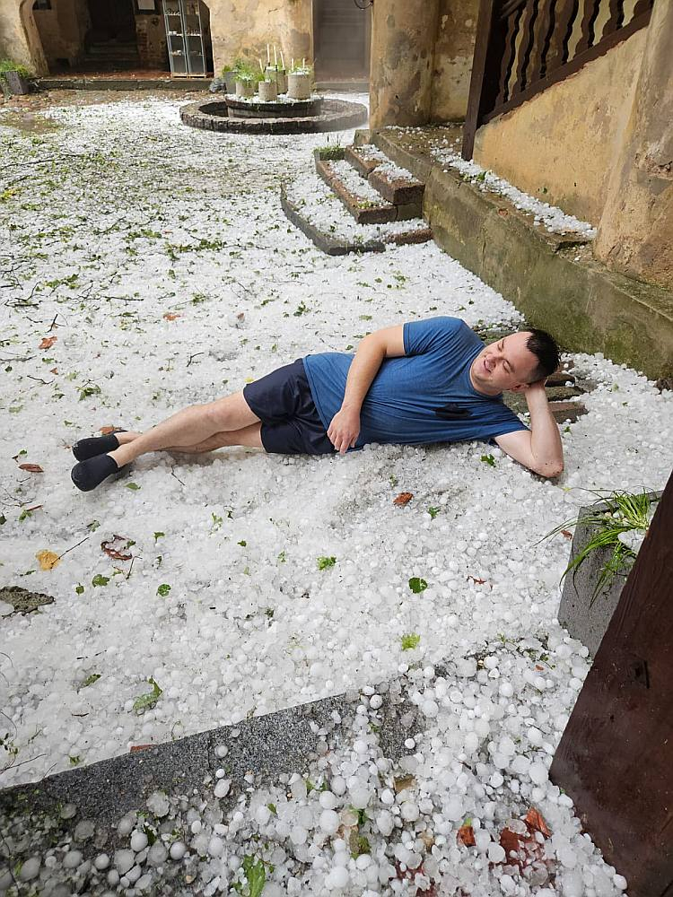 Pēc krusas Jaunpils pils tehniskais darbinieks Modris Arbidāns izmantojis mirkli, lai mazliet atlaistos krusā...