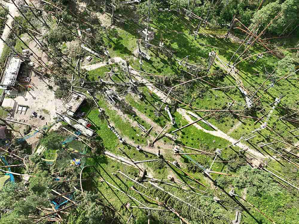 Negaiss pamatīgu postu nodarījis arī Tērvetes dabas parkam. Patlaban ir slēgtas gan Pasaku takas, gan Tērvetes piedzīvojumu parks "Tarzāns", gan tīklu parks. Vējš parkā nolauzis kokus un izpostījis atrakciju un šķēršļu konstrukcijas. Negaisa laikā cilvēki nav cietuši – darbinieki paguvuši pamest teritoriju. Parks tobrīd bijis apmeklētājiem atvērts. "Tarzāna" pārstāvis "Latvijas Avīzei" pastāstīja, ka vētras sākuma brīdī pirmdien ap plkst. 11.45 trasēs bijuši tikai trīs apmeklētāji un tos arī paspējuši izvest.