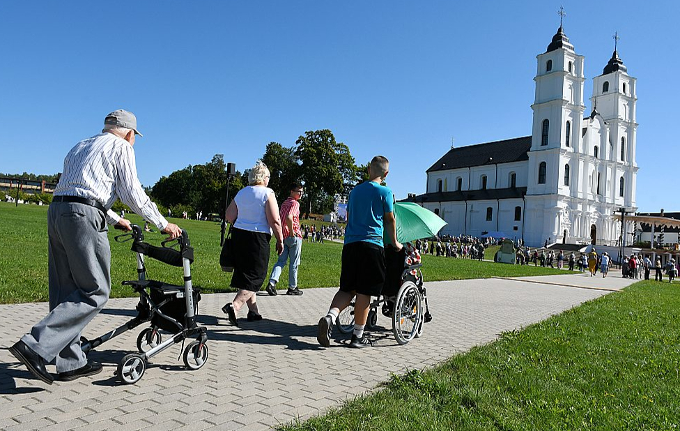 Svētceļnieki piedalās Vissvētākās Jaunavas Marijas Debesīs uzņemšanas svētkos Aglonā.