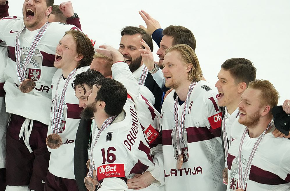 Latvijas izlases hokejisti, kuri šogad pasaules čempionātā izcīnīja vēsturiskas bronzas medaļas, nākamgad turnīru Ostravā sāks pret trim vājākajām apakšgrupas komandām.