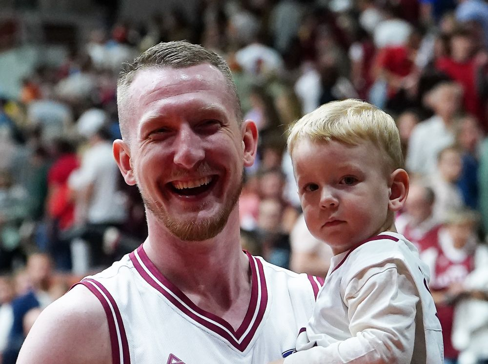 Rolands Šmits ar divus gadus veco dēlu Robertu, šovasar ģimenē ienāca vēl viens vīriešu kārtas pārstāvis – Rihards.