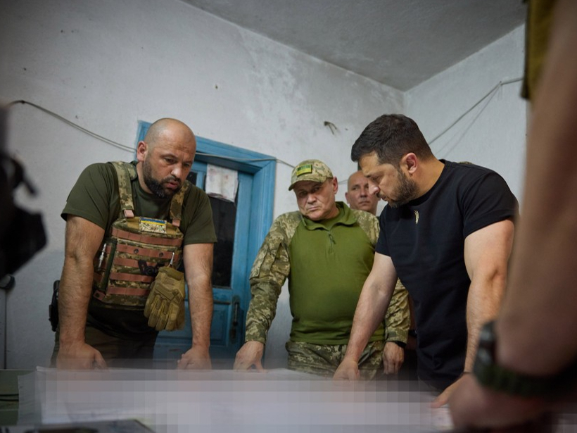 Ukrainas prezidents Volodimirs Zelenskis apspriežas ar armijas vadību. 