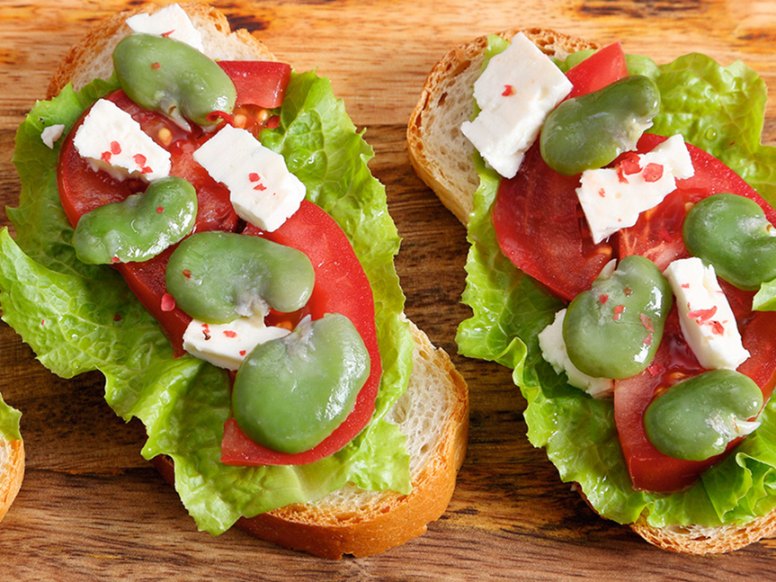 Uzkodu maizītes ar cūku pupām.