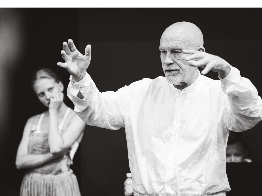 Dailes teātrī top Džona Malkoviča "Leopoldštate". Džons Malkovičs darbībā.