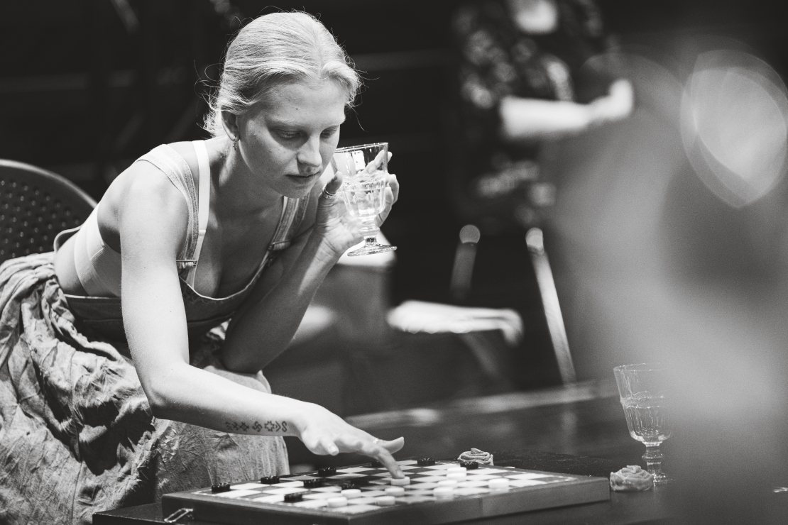 Dailes teātrī top Džona Malkoviča "Leopoldštate".