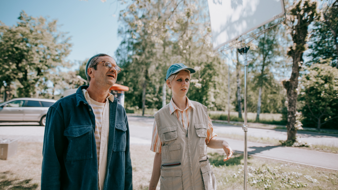 LMT komēdijseriāla "Pilna pastkaste" filmēšana Ķemeros. Baiba Broka un Jānis Skutelis.