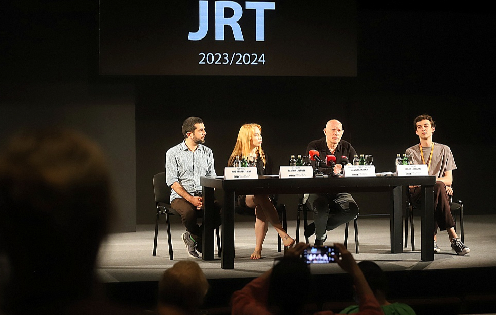 Režisori Aiks Karapetjans (no kreisās), Marija Linarte, Jaunā Rīgas teātra mākslinieciskais vadītājs Alvis Hermanis un režisors Gerds Lapoška preses konferencē.