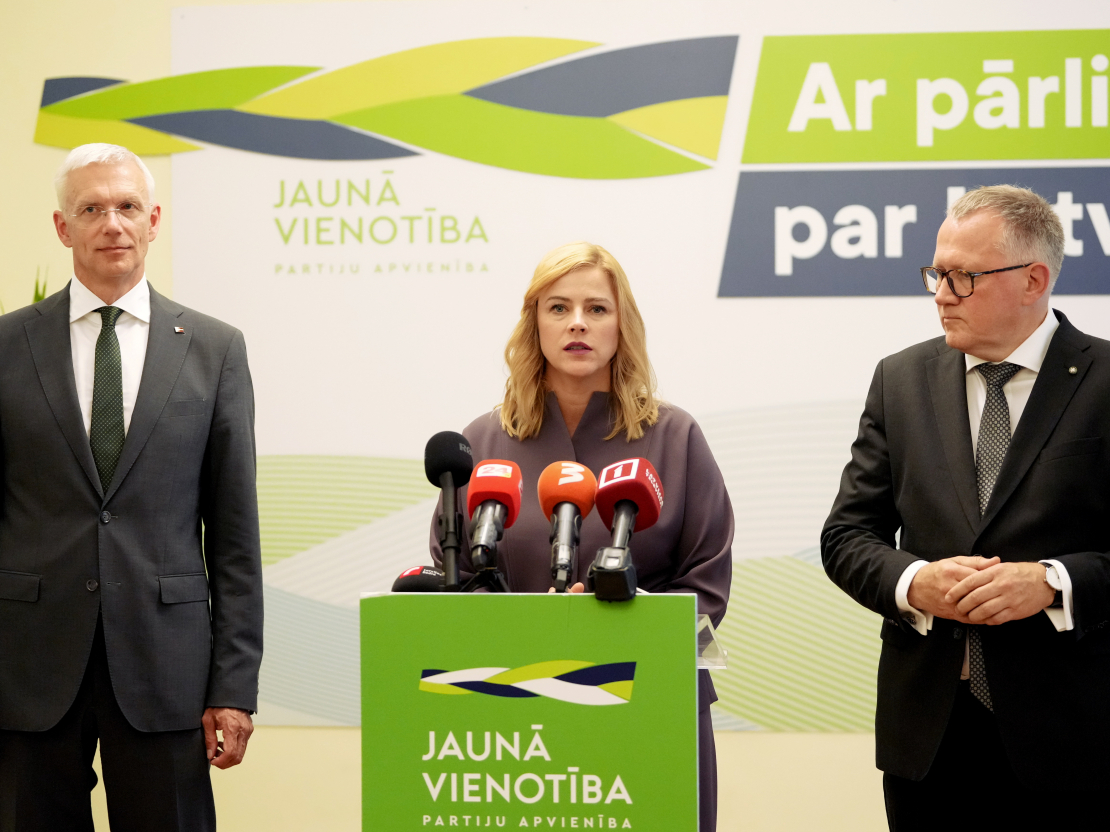 Partijas "Jaunā vienotība" (JV) pārstāvji - Ministru prezidents Krišjānis Kariņš (no kreisās), labklājības ministre Evika Siliņa un finanšu ministrs Arvils Ašeradens piedalās preses konferencē, kurā partiju apvienība JV nosauc labklājības ministri Eviku Siliņu par savu premjerministra amata kandidātu.