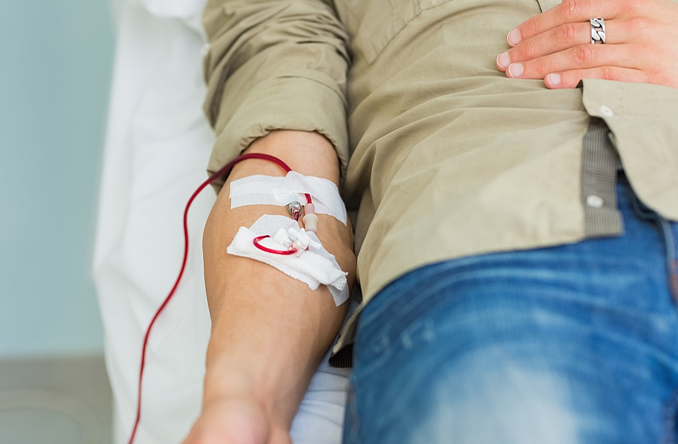 Donora asinis katrā ziedošanas reizē tiek pārbaudītas uz C un B hepatīta izraisītājiem.
