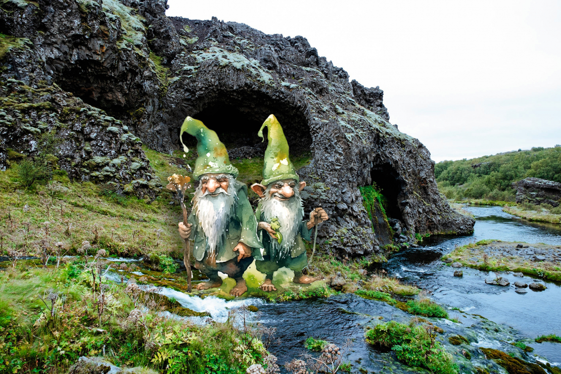 Ļoti populāri ir vēstījumi par gnomiem un elfiem, kurus dažkārt dēvē arī par “baltajiem” vai “melnajiem” punduriem.