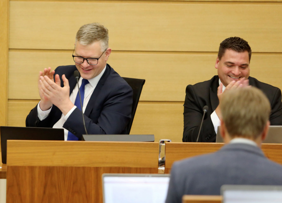 Vilnis Ķirsis un RD priekšsēdētāja vietnieks Edvards Ratnieks piedalās Rīgas domes ārkārtas sēdē.