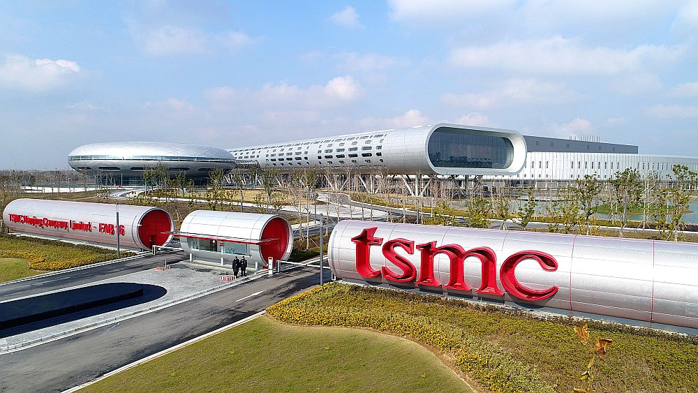 Taivānas firma "TSMC" ceļ pusvadītāju rūpnīcas Vācijā, ASV un Japānā. Attēlā – viena no gigantiskajām "TSMC" ražotnēm, kas jau darbojas.