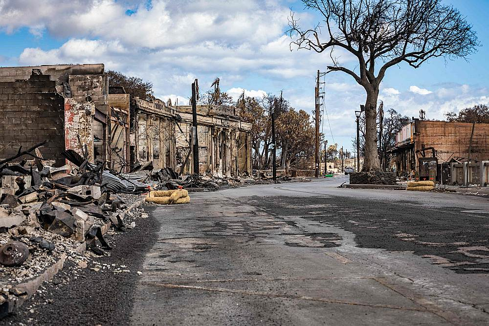 Lahainas ielas pēc ugunsgrēka atgādina karadarbības zonu.