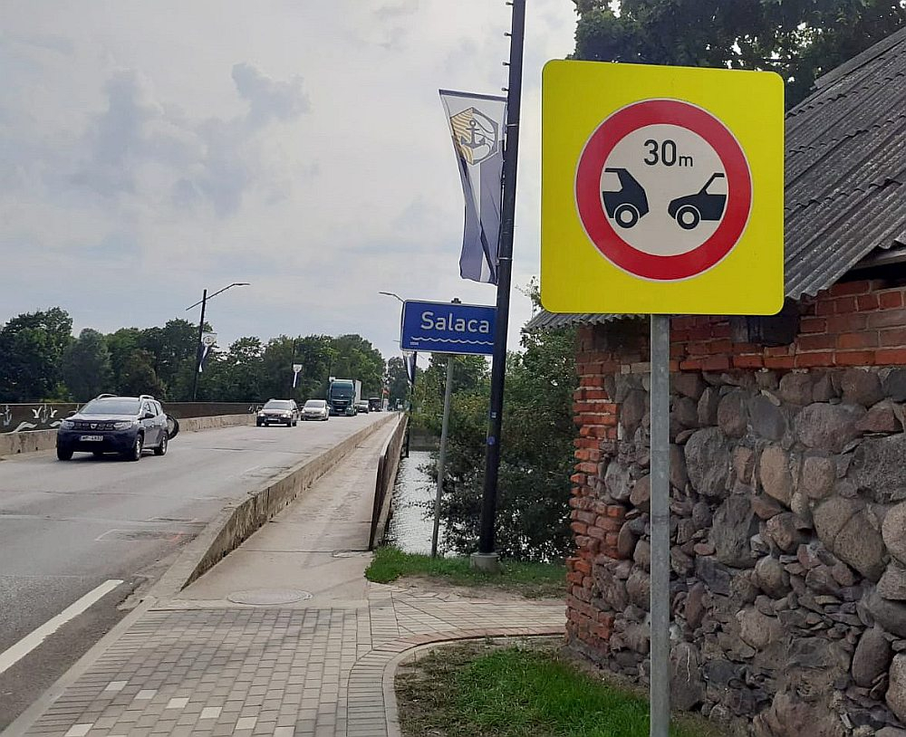 Drošības dēļ tiltu drīkst šķērsot tikai vienā virzienā. Satiksmi regulē luksofori, starp auto jāievēro 30 metru distance.
