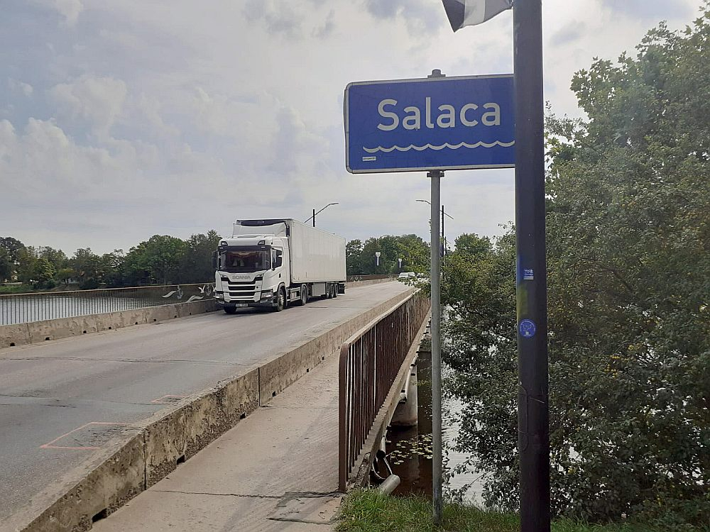 Drošības dēļ tiltu drīkst šķērsot tikai vienā virzienā. Satiksmi regulē luksofori, starp auto jāievēro 30 metru distance.