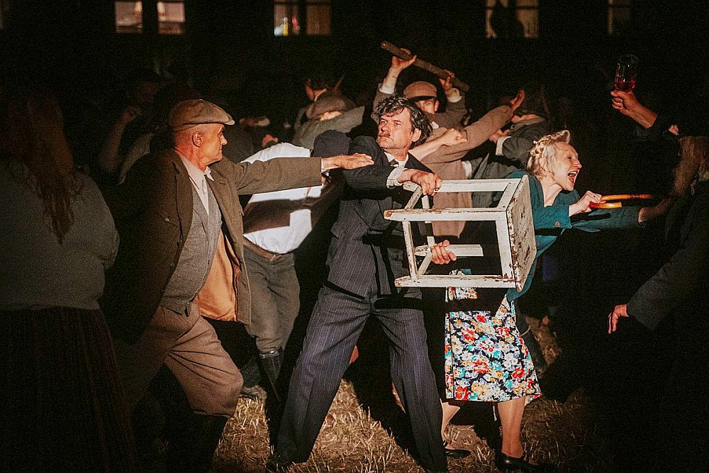 Filmas aina ar izkaušanos zaļumballē. Priekšplānā – pansijas nomnieku ģimenes atveidotāji Vilis Daudziņš un Guna Zariņa.