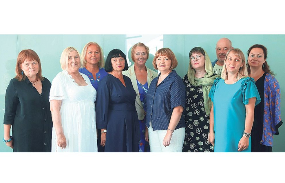 Romānu autori Ramona Indriksone (no kreisās), Daina Šadre, Gunta Barbāne, Maija Krekle, Ilga Liepiņa, Marika Bērtule, Baiba Gercāne, Mārtiņš Grants, Sanita Strautniece, Santa Irbe.