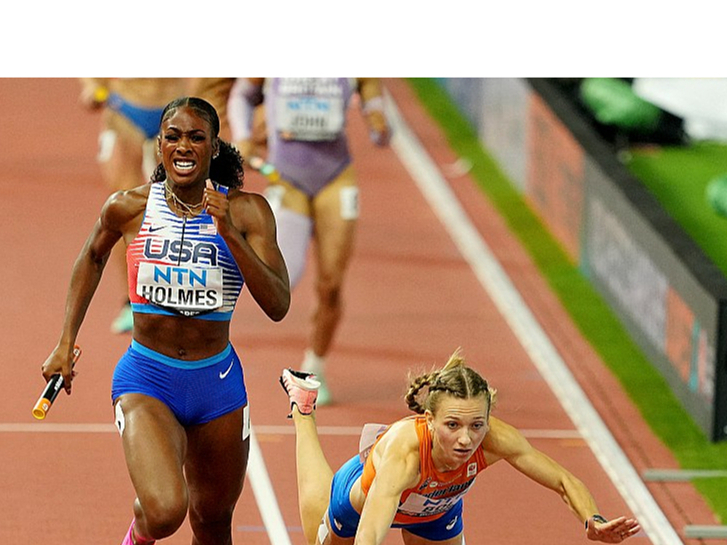 Nīderlandes skrējēja Femke Bola 4x400 metru jauktās stafetes finišā piedzīvoja kritienu, bet konkurente Aleksa Holmsa ar jaunu pasaules rekordu izcīnīja ASV kvartetam pasaules čempionu titulu.