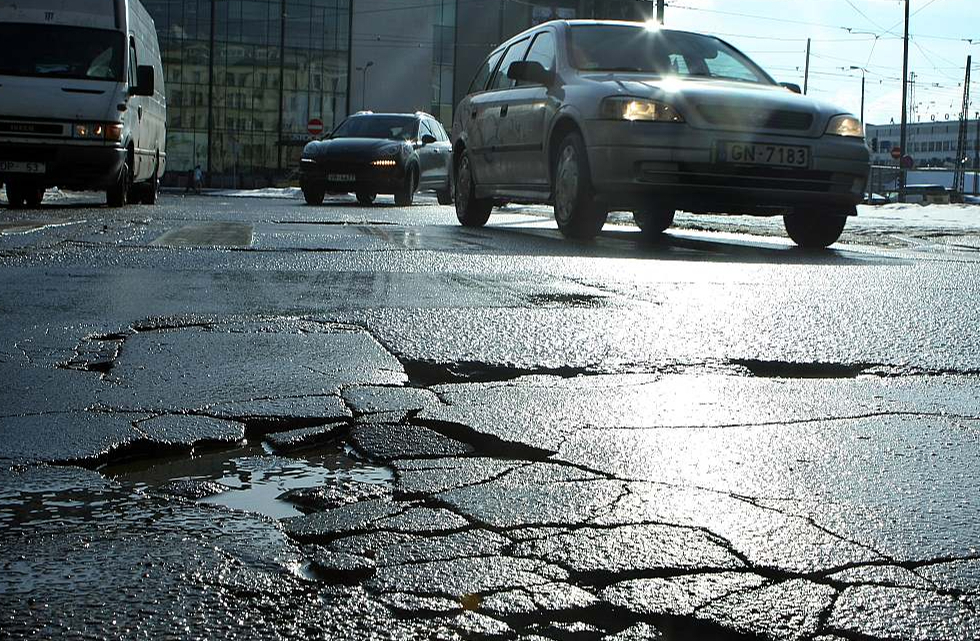 Normālos apstākļos būtu jābrauc ar atļauto kustības ātrumu, bet ātrums ir jāsamazina vienmēr, kad var veidoties bīstama situācija – arī nelīdzena vai bedraina ceļa gadījumā.