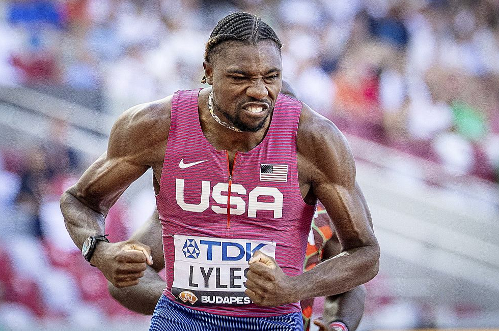 Amerikānis Noā Lailss līdz šim lielākos panākumus bija guvis 200 metru sprintā, bet pasaules čempionātā Budapeštā viņš negaidīti uzvarēja arī simtniekā.