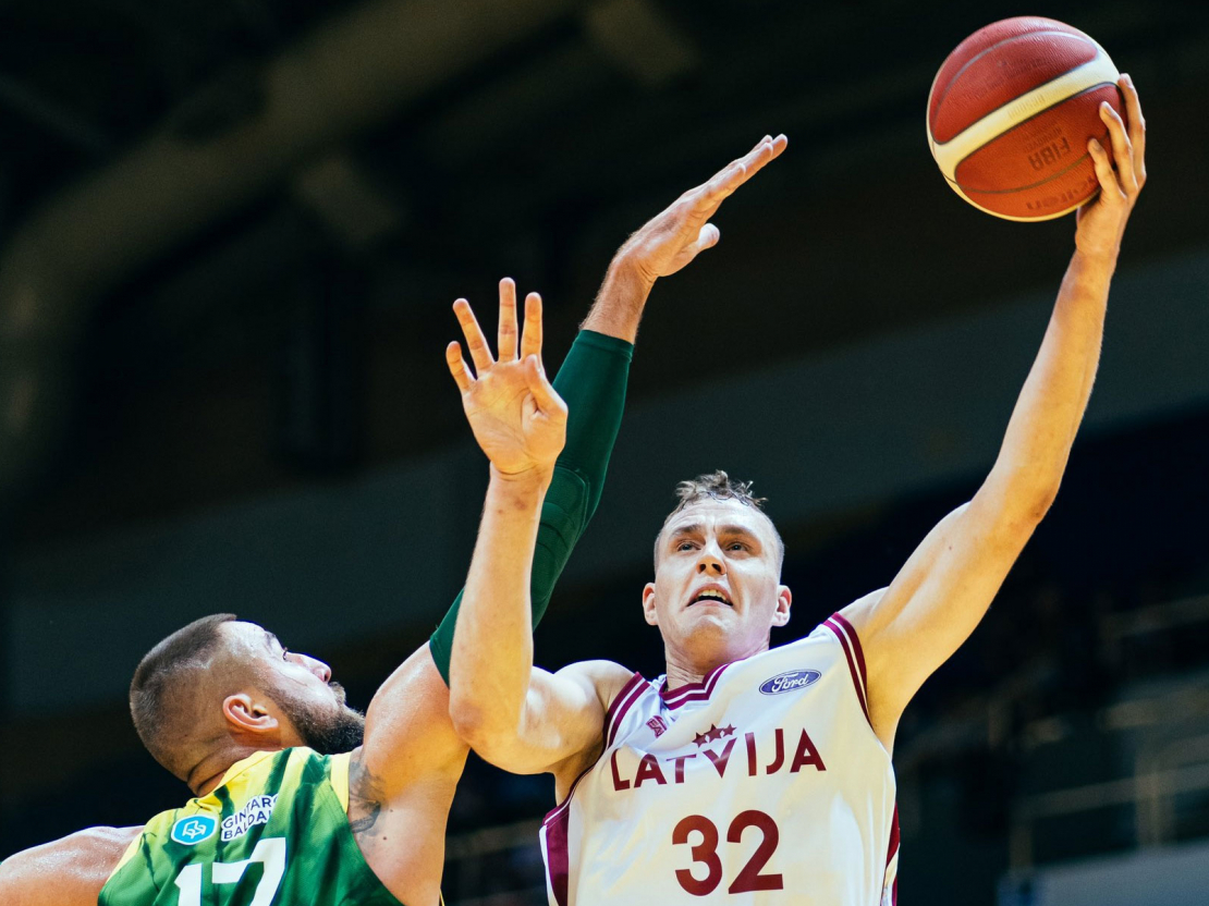 Anžejs Pasečņiks cīņā ar lietuviešu spēlētāju Jonu Valančunu. 