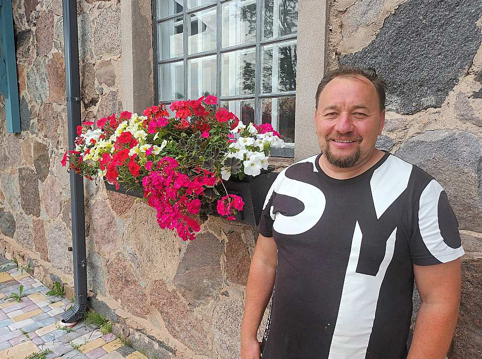 Zemnieku saimniecības "Kotiņi" īpašnieks Aldis Ločmelis visu apdomā un pēc tam dara pamatīgi, ar vērienu: "Sējumu un platības ziņā mana saimniecība Latvijas mērogā ierindosies kaut kur starp lielākajām divdesmit, taču gandarījuma ziņā par dzimtajā pierobežā paveikto un skaidri zināmajiem turpmākās attīstības plāniem varētu būt arī pirmajā trijniekā."