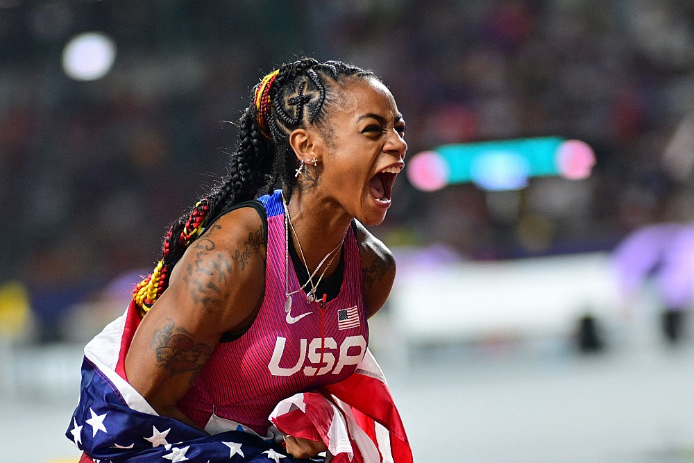 Šekerijai Ričardsonei pēc uzvaras 100 metru sprinta finālā emocijas gāzās pāri malām.