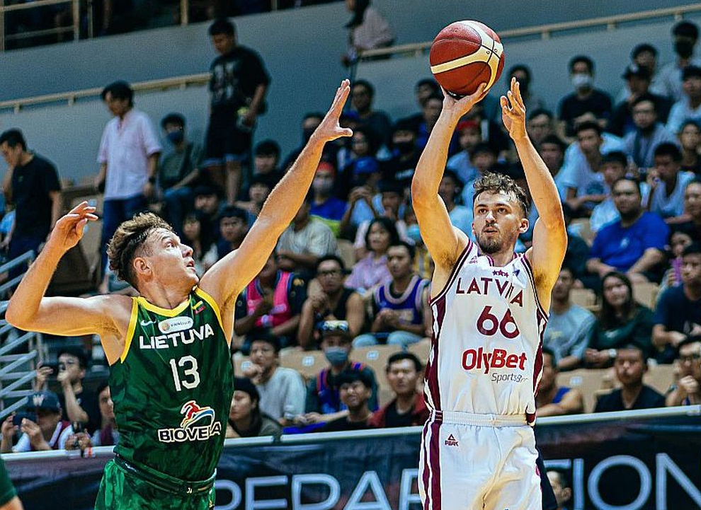 Kristers Zoriks (no labās) spēlē pret Lietuvas izlasi.