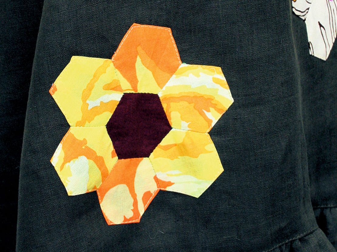 Ziedi sašūti no savstarpēji savienotiem septiņiem sešstūriem – heksagoniem.