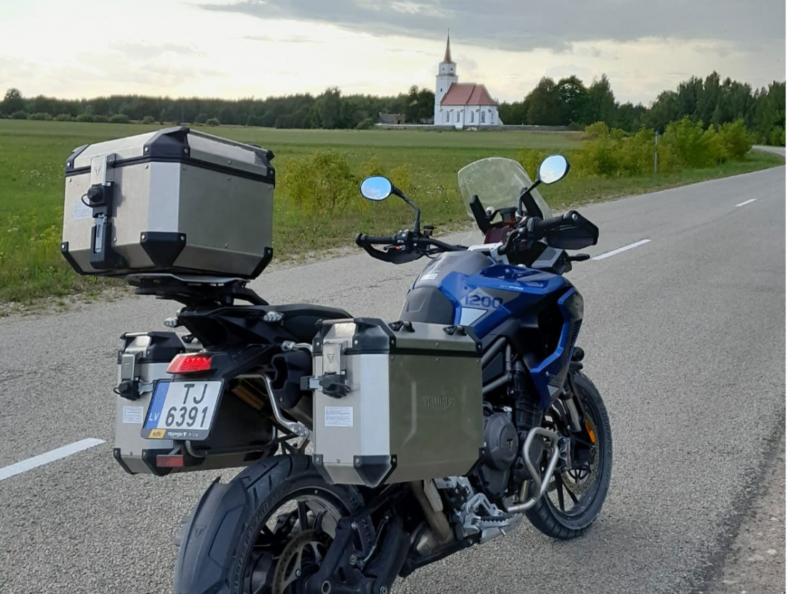 Lieljaudas tūrisma enduro motocikls "Triumph Tiger 1200 GT Pro".