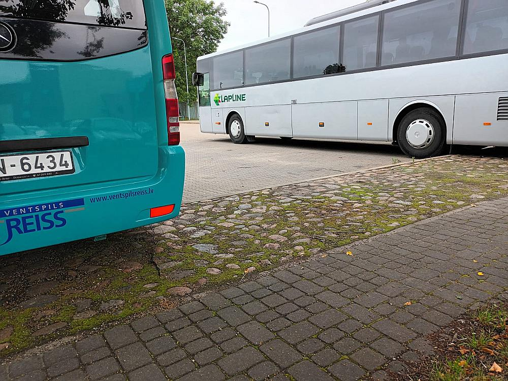 Konkurējošu pārvadātāju autobusi Ventspils autoostā. Šoferu starpā valda koleģialitāte un atbalsts tiem, kuri cīnās par labākiem darba apstākļiem.