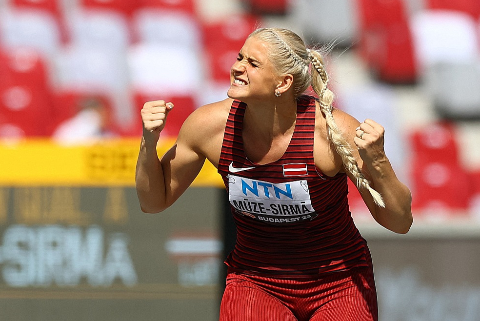 Līna Mūze-Sirmā pēc diviem neveiksmīgiem metieniem priecājas par trešo, kurā viņa šķēpu raidīja 63,50 metrus tālu, ar labāko rezultātu iekļūstot pasaules čempionāta finālā.