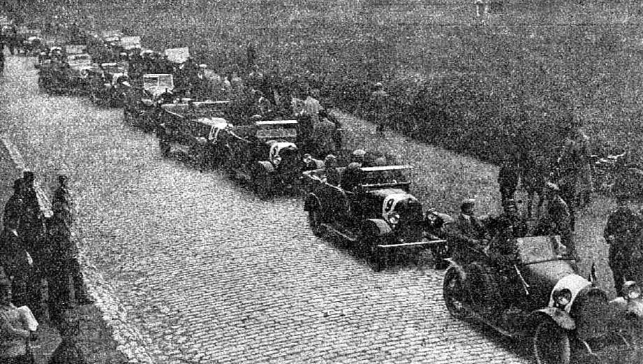 Sacīkšu dalībnieki pie starta Ķīšezera ielā.