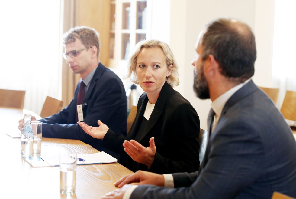 Sabiedrisko pakalpojumu regulēšanas komisijas (SPRK) Enerģētikas departamenta direktors Jānis Negribs (no kreisās), SPRK priekšsēdētāja Alda Ozola un SPRK padomes loceklis Intars Birziņš.