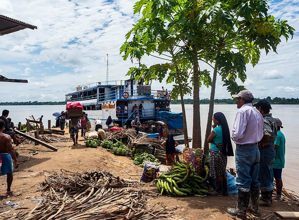 Dienvidamerika uz Eiropas zaļajām idejām raugās atšķirīgi, kas ir būtisks klupšanas akmenis savstarpējā tirdzniecības līguma noslēgšanai. Attēlā - neliela ciemata iedzīvotāji un viņu līdzpaņemtā krava - vietējā lauksaimniecības produkcija - pie Amazones Peru.