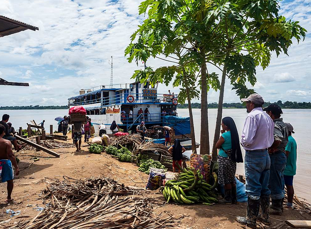 Dienvidamerika uz Eiropas zaļajām idejām raugās atšķirīgi, kas ir būtisks klupšanas akmenis savstarpējā tirdzniecības līguma noslēgšanai. Attēlā - neliela ciemata iedzīvotāji un viņu līdzpaņemtā krava - vietējā lauksaimniecības produkcija - pie Amazones Peru.
