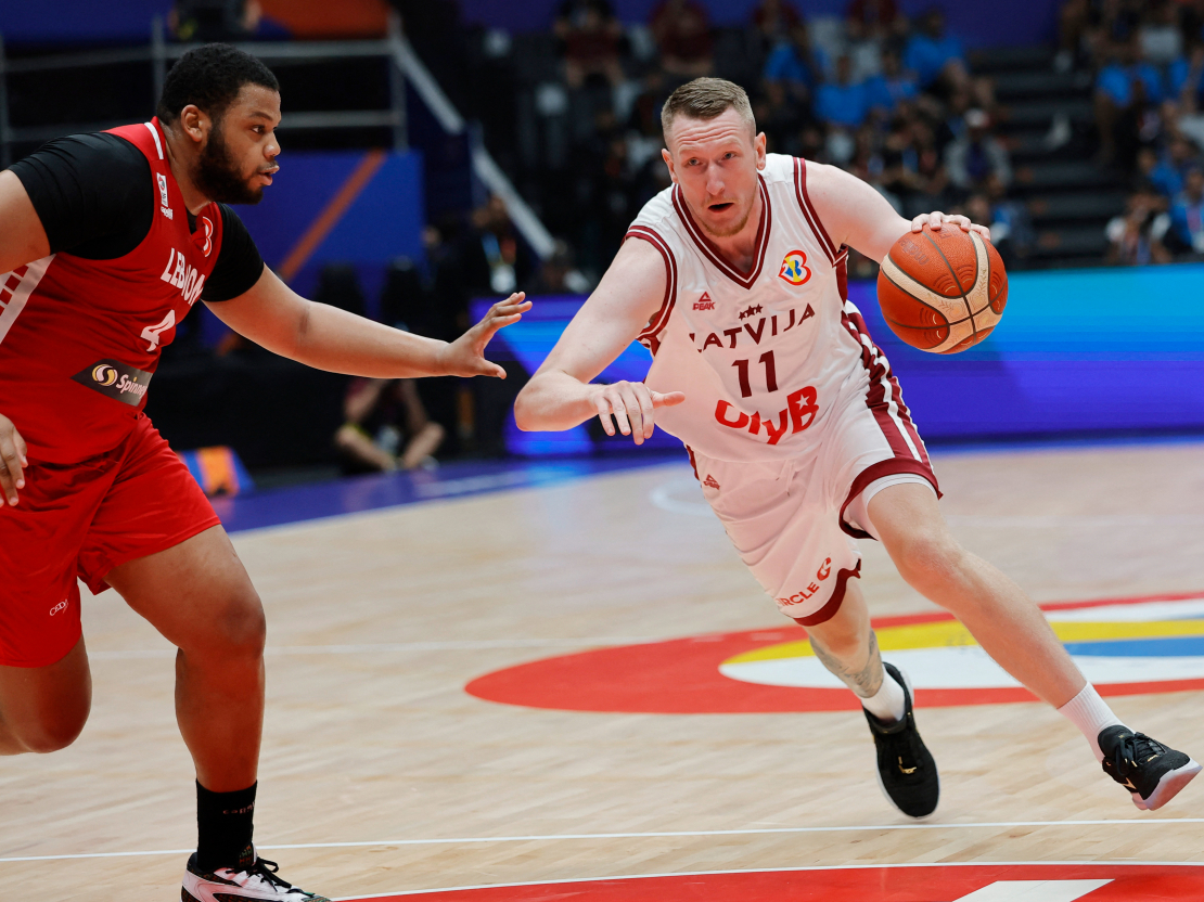 Rolands Šmits dodas uzbrukumā.