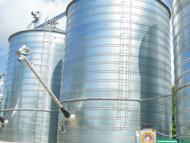 Metālisko torņu priekšrocība - viegla to montāža un ērta graudu iekraušana un izkraušana.