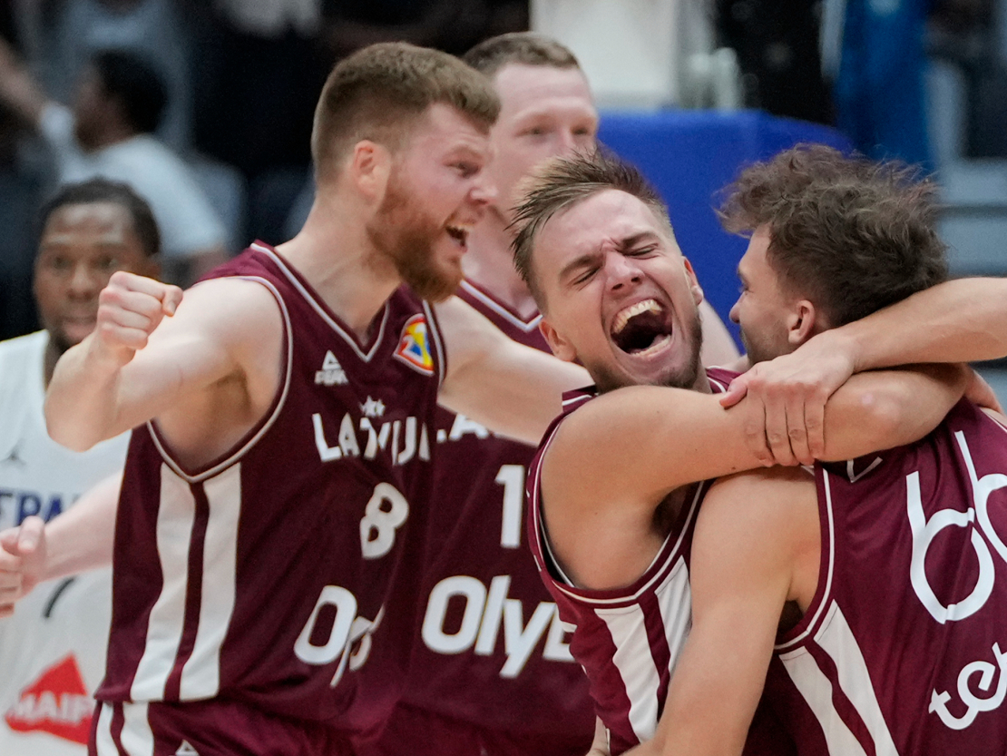 Latvijas basketbola izlase Pasaules kausa finālturnīra mačā pieveic Franciju.