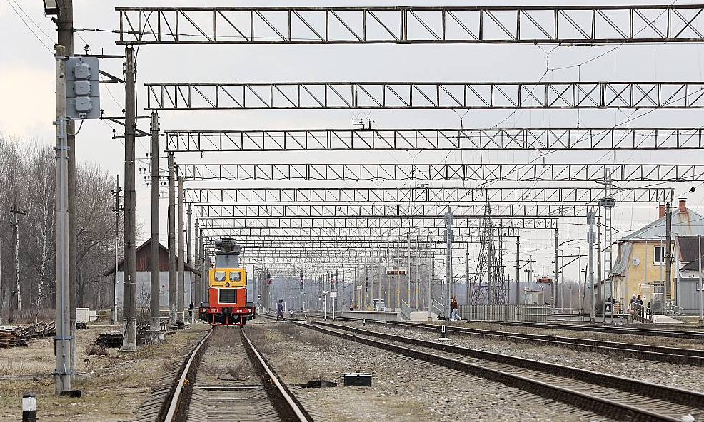 Vairāk nekā 4000 mājsaimniecību ikmēneša elektrības rēķinus saņem no "Latvijas dzelzceļa". Izvēles iespējas, ko piedāvā brīvais elektroenerģijas tirgus, šie iedzīvotāji vēl nav pieredzējuši.