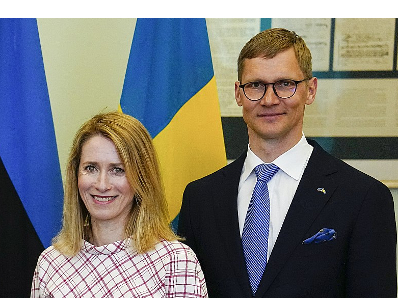 Igaunijas premjerministre Kaja Kallasa ar vīru Arvo Halliku. Kallasa izpelnījusies pārmetumus par sava vīra uzņēmuma darbību Krievijā jau pēc kara sākuma Ukrainā. Premjerministre ir noraidījusi opozīcijas un vairāku mediju aicinājumus atkāpties no amata.