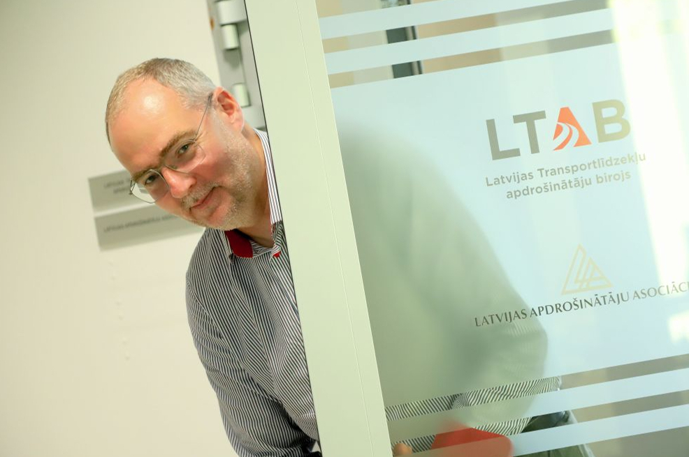 "Apdrošināšanas nozares parakstīto prēmiju apjoma pieaugumu par 10% pirmajā pusgadā vairāk ietekmējis polišu cenas pieaugums, nevis klientu skaita palielinājums," atzīst Latvijas Apdrošinātāju asociācijas prezidents Jānis Abāšins.