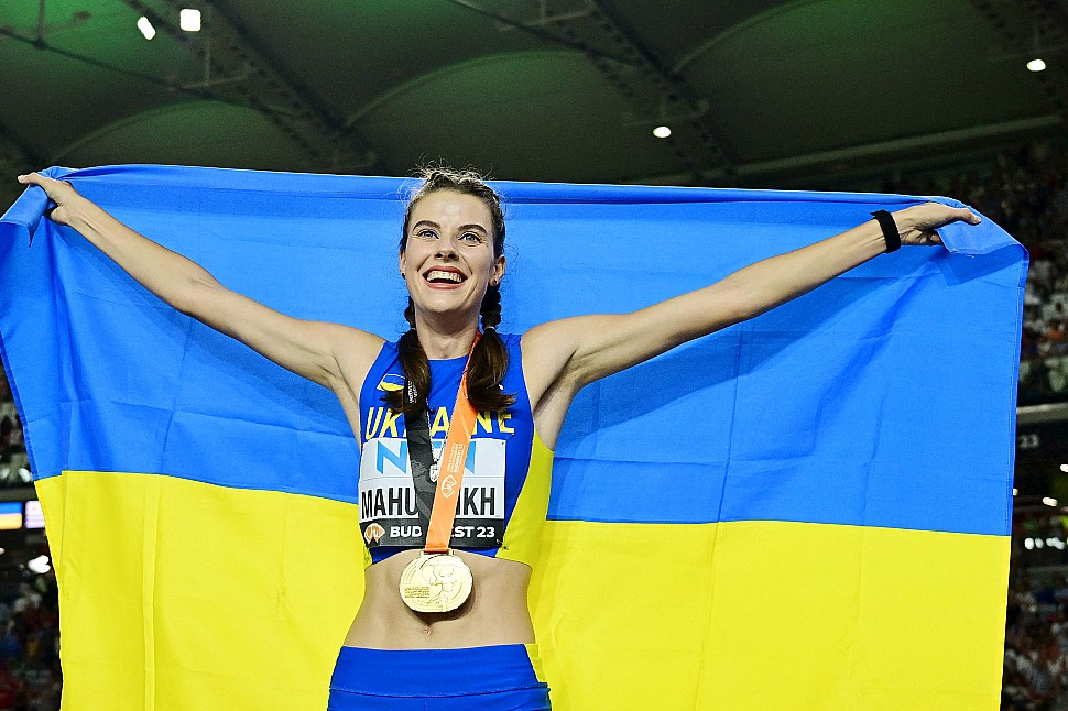 Jaroslava Mahučika pasaules čempionātā Budapeštā izcīnīto zelta medaļu veltīja ukraiņu tautai, kura turpina cīnīties karā pret iebrucējiem no Krievijas.