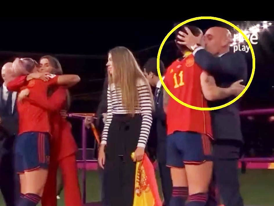 Arvien karstāki notikumi risinās Spānijas futbolā, kur sākta izmeklēšana pret Spānijas futbola federācijas prezidentu Luisu Ruvjalesu par seksuālu vardarbību pret vienu no izlases futbolistēm.